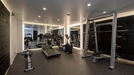 eqUILIBRIA Pool Villa Salle de gym