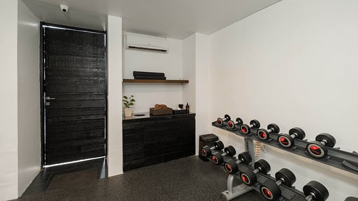 eqUILIBRIA Pool Villa Salle de gym