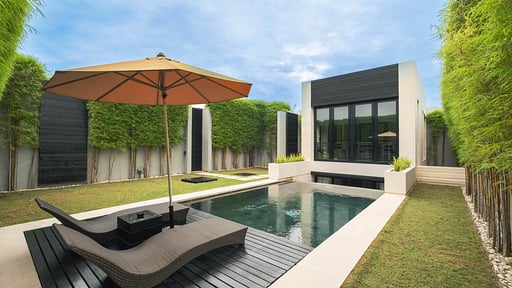 eqUILIBRIA Signature Villa Swimming pool 1