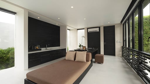 eqUILIBRIA Waterfall Villa Living room