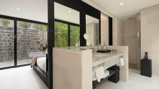 eqUILIBRIA Waterfall Villa Bedroom 