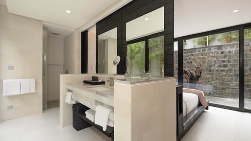 eqUILIBRIA Waterfall Villa Bedroom 