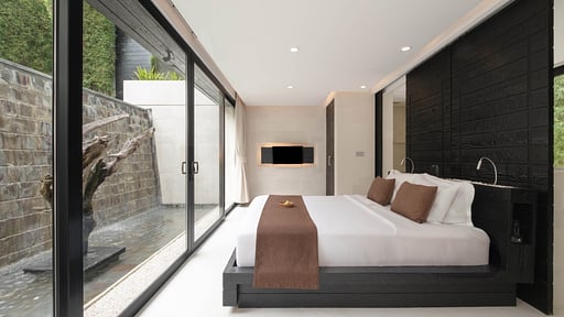 eqUILIBRIA Waterfall Villa Bedroom 