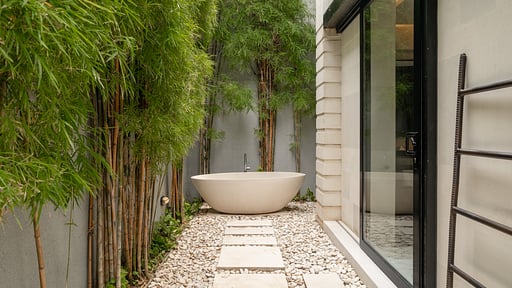 eqUILIBRIA Waterfall Villa Bedroom 