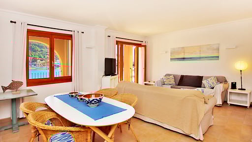 Es Faro House Обеденная зона