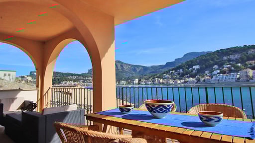 Es Faro House Обеденная зона