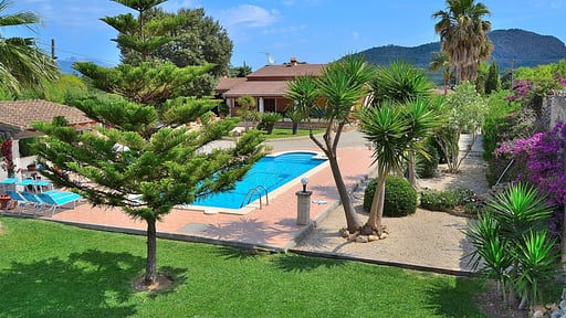 Finca Es Pinaret Piscina