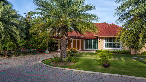 Fisherman Way by the Beach Villa Three Parking