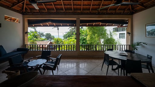 Flow Jungalow Обеденная зона