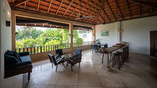 Flow Jungalow Обеденная зона