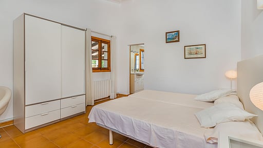 Frost House Спальня 2