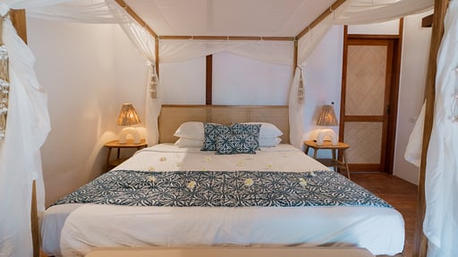 Gili Beach Resort Villa Tiga Schlafzimmer 1
