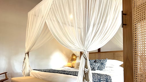 Gili Beach Resort Villa Tiga Schlafzimmer 1