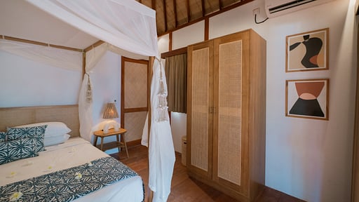 Gili Beach Resort Villa Tiga Schlafzimmer 1
