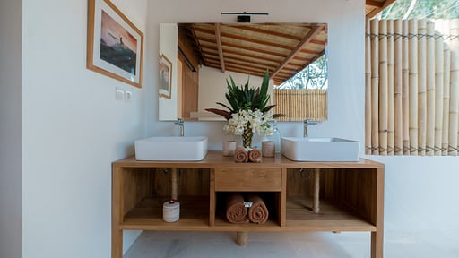 Gili Beach Resort Villa Tiga Schlafzimmer 1