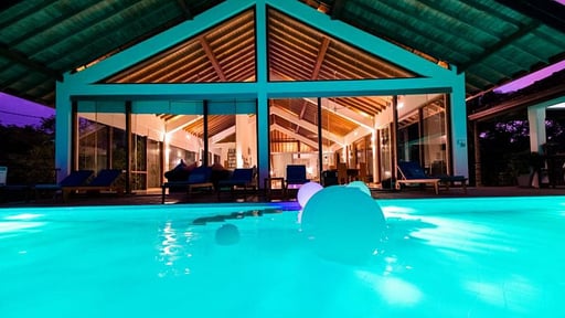 Glasshouse Kandy Piscina