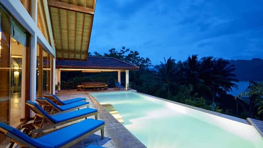 Glasshouse Kandy Piscina