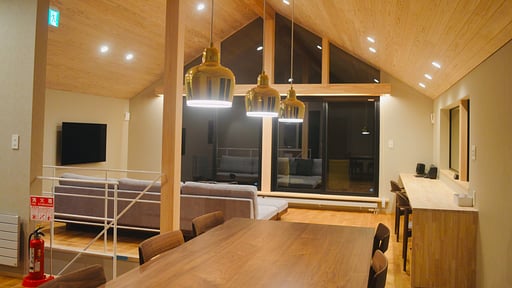 Chalet Golden Bell Dining area