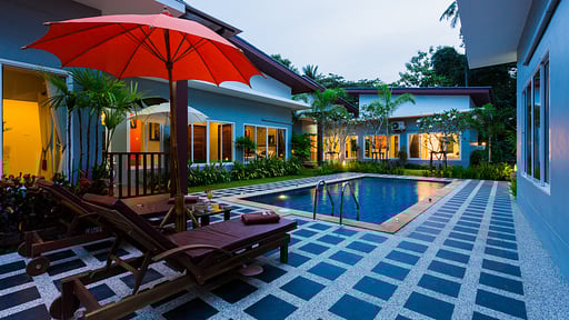 Irawan House Бассейн