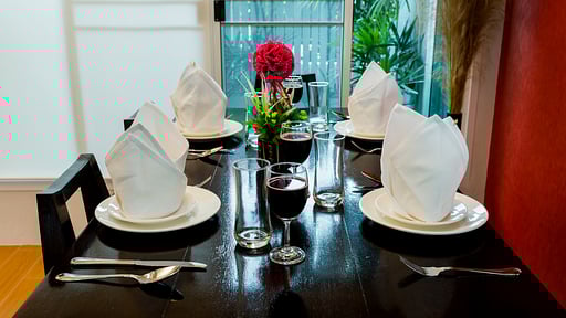 Irawan House Обеденная зона