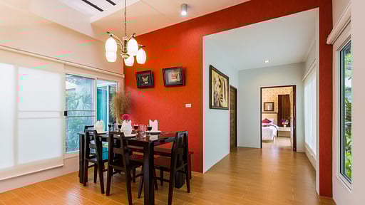 Irawan House Обеденная зона