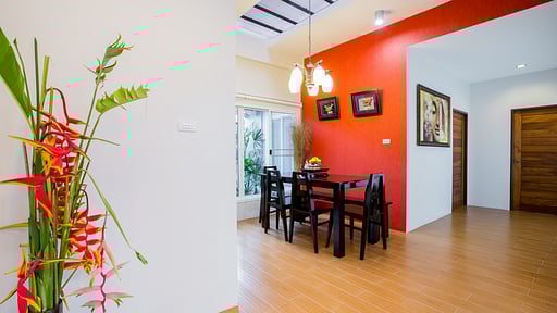 Irawan House Обеденная зона