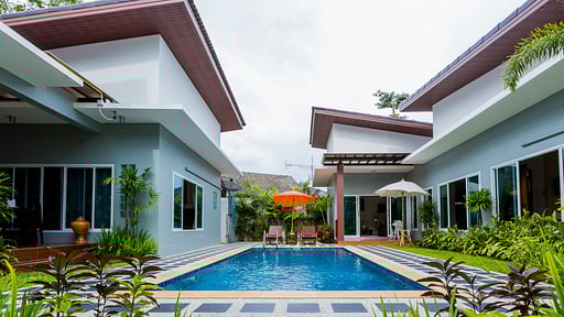 Irawan House Бассейн