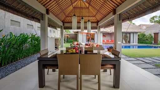 Jerami Pool Villa 3 Dining area