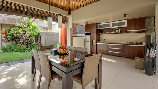 Jerami Pool Villa 3 Dining area