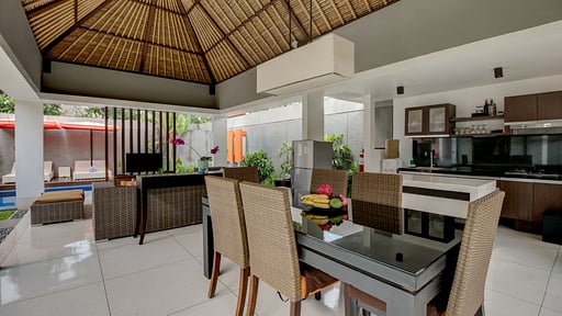 Jerami Royal Pool Villa 3 Dining area