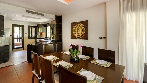 Kanika Residence 1 Dining area