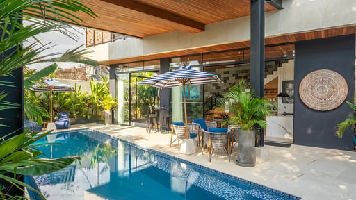 KC Villa Estate Schwimmbad 4