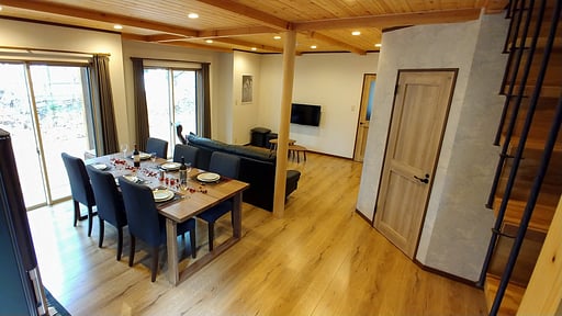 Kitsune Cottage Red Dining area