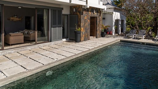 Koki Bonheur Beachfront Villa Schwimmbad