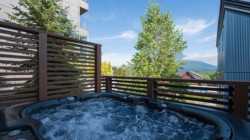 Konkuriito Yukibana Jacuzzi