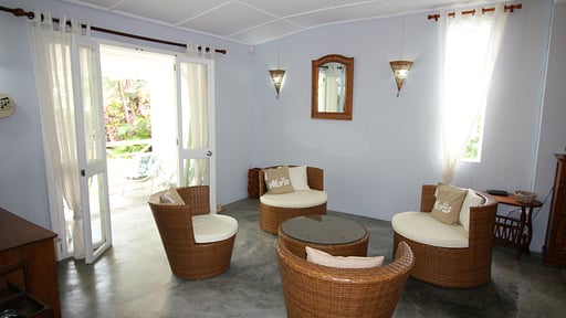 La Case Creole Beachfront Villa Living room