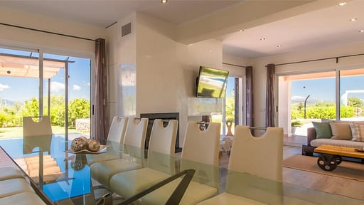 La Tierra Villa Dining area