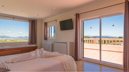 La Tierra Villa Bedroom 1