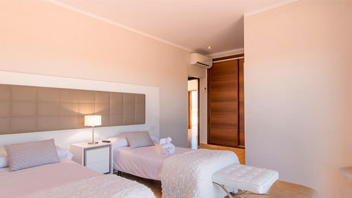 La Tierra Villa Bedroom 3