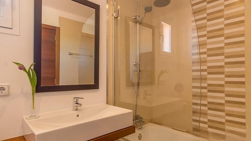 La Tierra Villa Bedroom 3