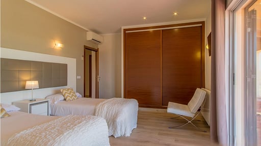 La Tierra Villa Bedroom 6