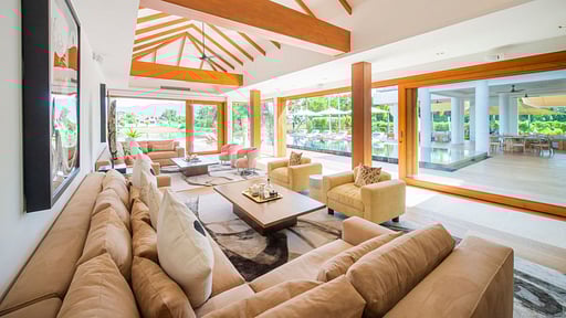 Lake View Villa Living room 1