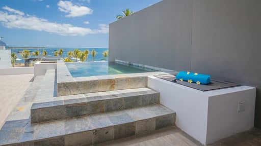 Latitude Penthouse Zwembad 1