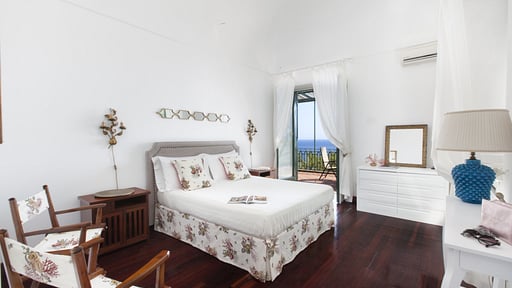 Villa Lo Scoglio Bedroom 1