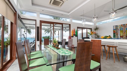 Lotus Beach Villa Обеденная зона