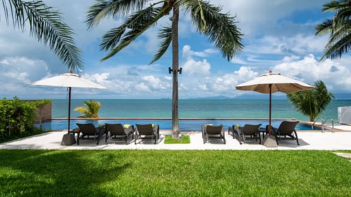 Lotus Beach Villa Бассейн