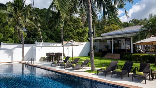 Lotus Beach Villa Бассейн