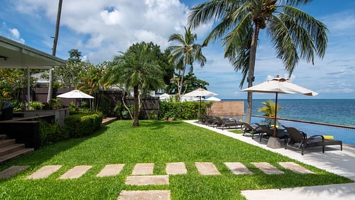 Lotus Beach Villa Бассейн