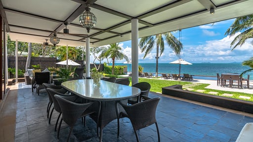 Lotus Beach Villa Обеденная зона