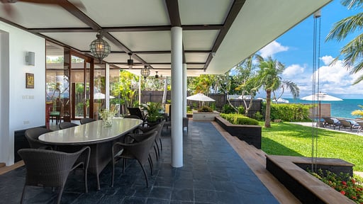 Lotus Beach Villa Обеденная зона